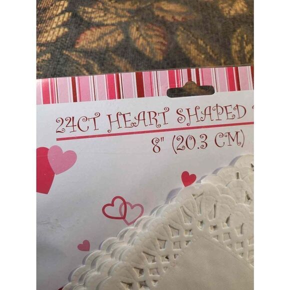 8 Inch- 25 Count Heart Shaped White Doilies- NEW - Picture 2 of 2